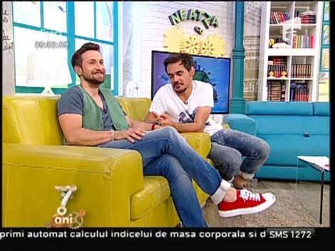 Flavia, cum n-ai mai văzut-o vreodată! Răzvan şi Dani au răsfăţat-o cu un masaj în DIRECT!