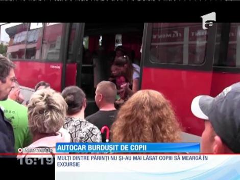 Autocar burdușit de copii. Părinții s-au scandalizat!