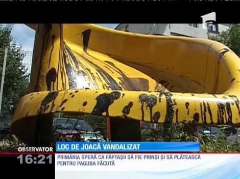 Loc de joacă vandalizat cu smoală şi nisip
