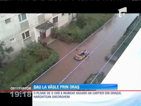 În Gheorghieni, Harghita, o ploaie torenţială a inundat drumurile dintr-un întreg cartier