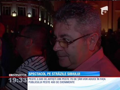 E sărbătoare pe străzile Sibiului. Sărbătoarea teatrului. Întreg oraşul e o scenă imensă