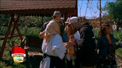 Tratament ca-n Maramu'! Vedetele au fost primite cu pâine, sare și horincă