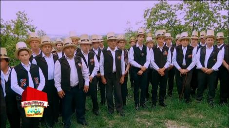 Tradiția este la loc de cinste, dar și emoția! Nea Mărin, în lacrimi la auzul poveștii corului bărbătesc din Finteușul Mare