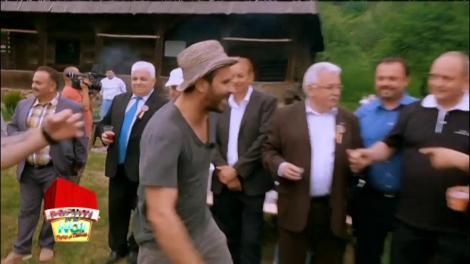 Alaiul de nuntă i-a cântat și l-a încântat! "Pușca și cureaua lată, ce bărbat erai odată", dedicație pentru Nea Mărin de la vedete