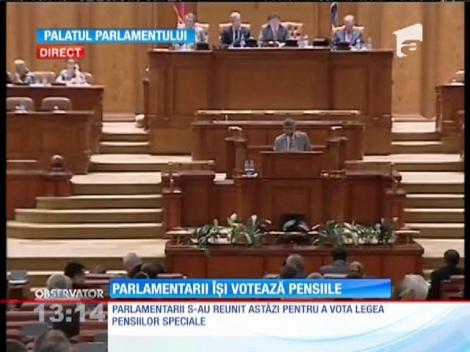 Senatorii şi deputaţii îşi votează pensiile speciale