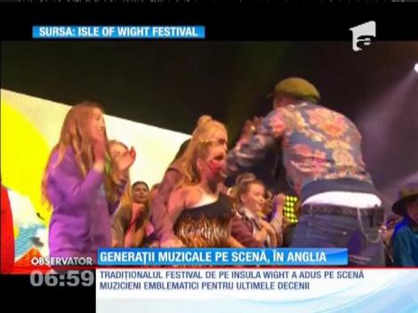 Muzicieni din mai multe generaţii au concertat în cel mai mare festival al verii din Marea Britanie