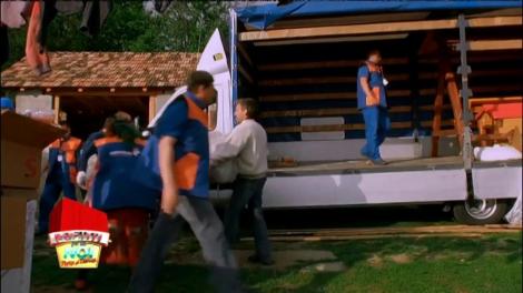 Bucurie imensă pe chipurile copiilor și emoție pe cele ale părinților! Camionul cu ajutoare a ajuns la familia Albert