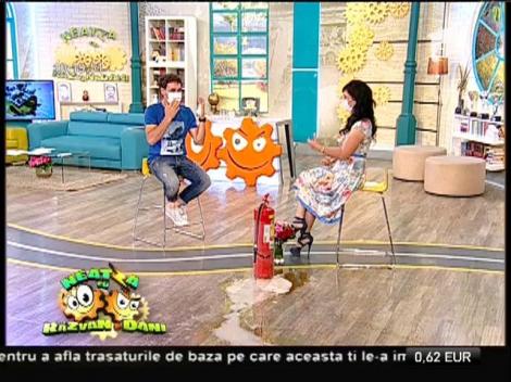 Răzvan s-a jucat cu extinctorul, în direct! Toți cei prezenți nu au mai putut să respire!