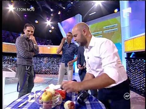 Provocare! Metodă bărbătească de a curăţa un măr