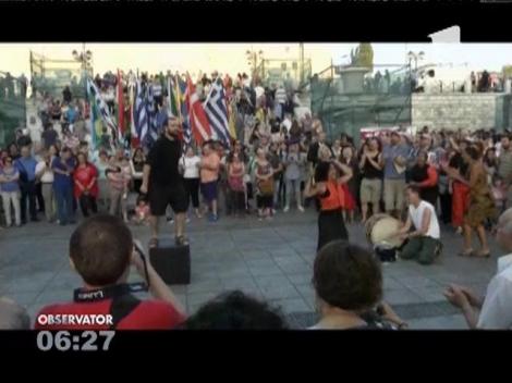 Turiştii care-şi vor petrece vacanţa în Grecia sunt sfătuiţi să-şi ia bani cash