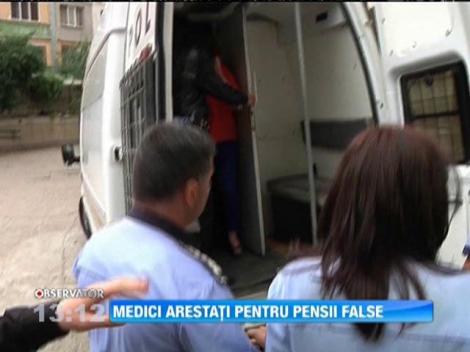 Medicii arestaţi pentru pensii false