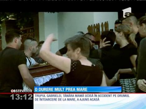 Tânăra mamă care a murit, într-un accident, în timp ce se întorcea de la mare, a ajuns acasă