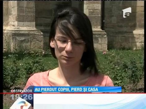 Trei familii şi-au îngropat copiii morţi într-un accident de maşină, iar acum sunt executaţi silit de firma de asigurări care le plătise daune morale