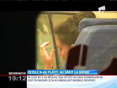 Un grup de tineri şi-au vandalizat reciproc maşinile din cauza unei note de plată din club