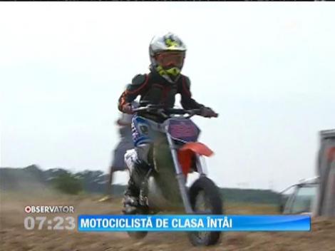 Maia face senzaţie pe motocicletă la doar şapte ani!