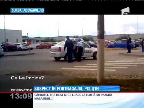 Imagini şocante au fost surprinse în Călan! Pentru că nu mai avea loc în maşina poliţiei, un suspect a fost băgat în portbagaj