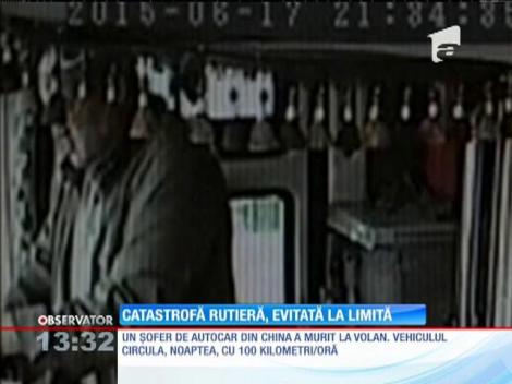 Un şofer este văzut ca un erou în China după ce a reuşit, în ultima clipă, să oprească un autocar rămas fără control.