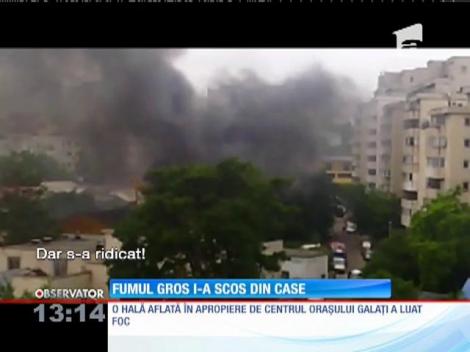 Panică într-un cartier din Galaţi! O hală plină cu materiale imflamabile, cauciucuri, mase plastice şi hârtie a luat foc
