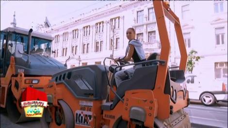 Denisa de la Bambi, cum n-ai mai văzut-o vreodată! A condus un buldozer și...s-a descurcat de minune