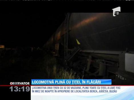 Pericol imens în judeţul Buzău! Locomotiva unui tren plin cu ţiţei a luat foc