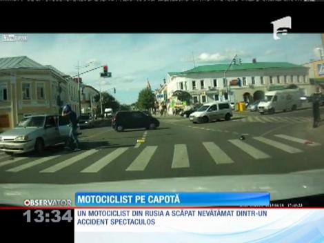 Un motociclist din Rusia a scăpat nevătămat dintr-un accident spectaculos