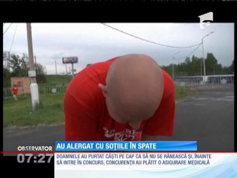 Au alergat cu soțiile în spate