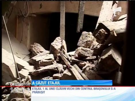 Un bărbat a scăpat ca prin minune după ce etajul 1 al unei clădiri extrem de vechi din Braşov s-a prăbuşit