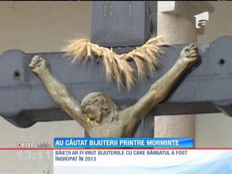 Mormântul unui bărbat din Maramureș, mort în 2013, răscolit de doi tineri pentru bijuterii