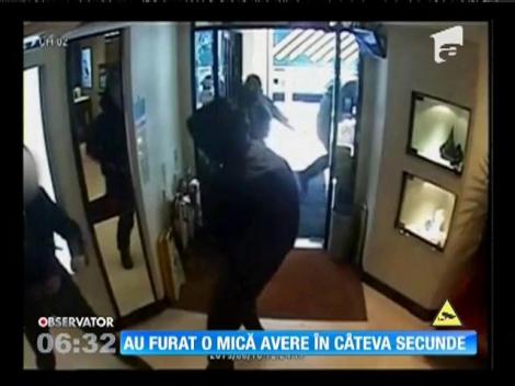 Patru hoţi din Manchester au furat mai multe ceasuri de lux în mai puțin de două minute