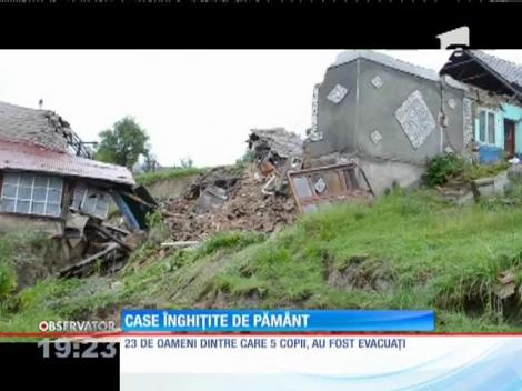 Dezastru în Mureş! Pământul înghite gospodării şi drumuri!