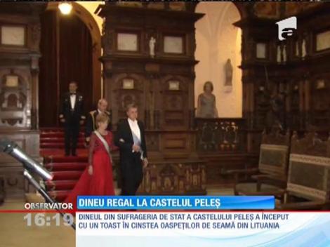 Dineu regal la castelul Peleş! Casa Regală l-a decorat, la Sinaia, pe fostul preşedinte al Lituaniei