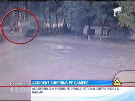 Accident spectaculos între două TIR-uri şi un microbuz, pe DN7