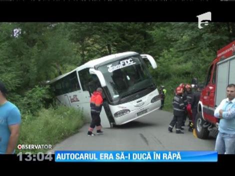 Clipe de groaza în Munţii Semenic din Caraş-Severin! Un autocar cu 39 de pasageri a rămas suspendat pe marginea unei râpe