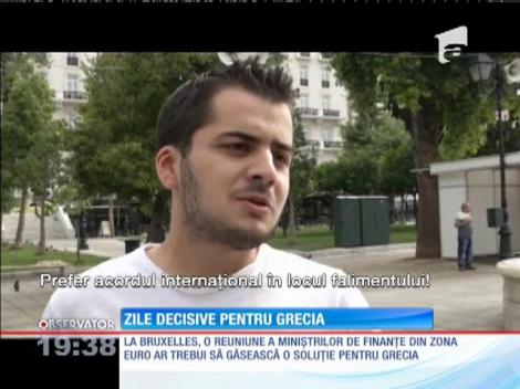 Grecii au format cozi în faţa băncilor şi bancomantelor să-şi retragă banii