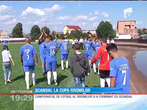 Au ieşit scântei la campionatul de fotbal al romilor. Jucătorii s-au bătut pentru cupă mai ceva ca pentru o salbă de aur