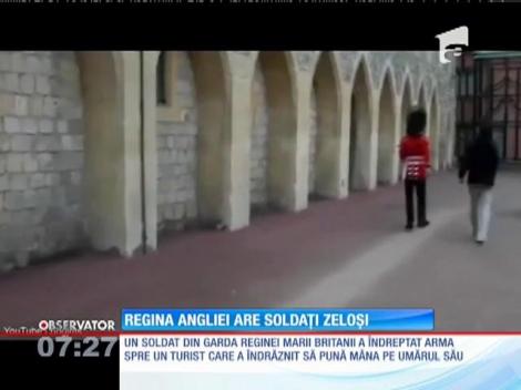 Un turist, ameninţat cu armă de un soldat din garda Reginei Marii Britanii