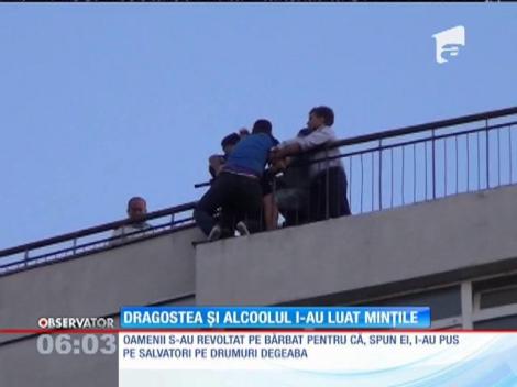 Părăsit de iubită şi cu mintea înecată în alcool un bărbat s-a dat în spectacol pe terasa unui bloc de opt etaje