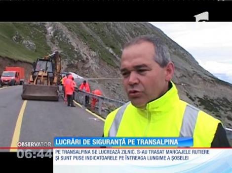În câteva săptămâni, Transalpina va fi deschisă oficial circulaţiei rutiere, după ce se vor monta indicatoare şi parapeţi de protecţie