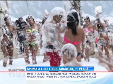 Turiştii care şi-au petrecut acest weekend pe plaja din Mamaia au avut parte de o petrecere cu spumă