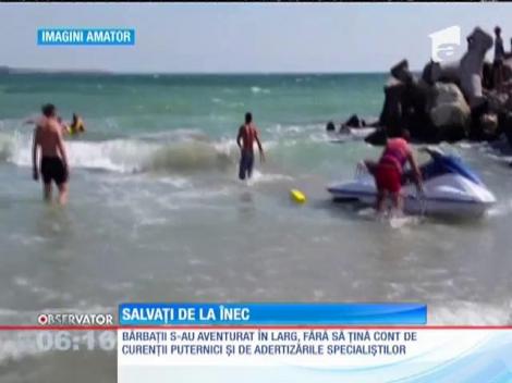 Doi turişti, care erau la un pas de înec, au fost scoşi din valurile mării de salvamarii din staţiunea Jupiter