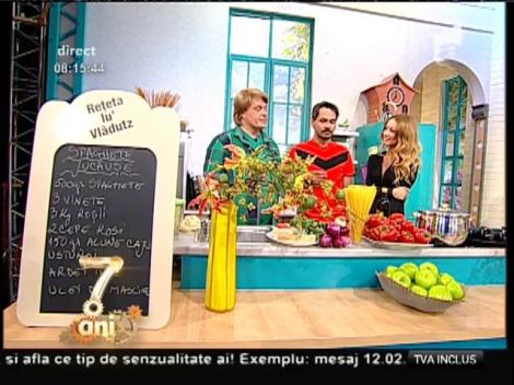 Simplu şi rapid de gătit! Spaghete jucăuşe, un preparat demenţial, cu legume şi alune caju