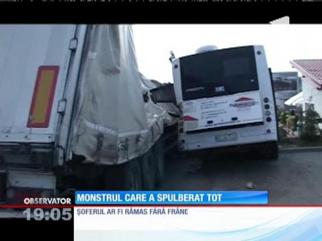 Un TIR rămas fără frâne s-a oprit într-un autobuz. Mastodontul încărcat cu fier a spulberat totul în cale!
