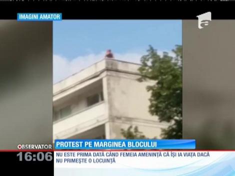 Femeie care amenința că se va arunca de pe bloc, convinsă să coboare