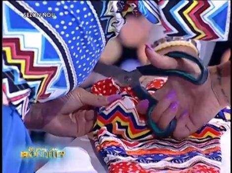 Blondele demonstrează cum se poate transforma o pereche de pantaloni în bluză