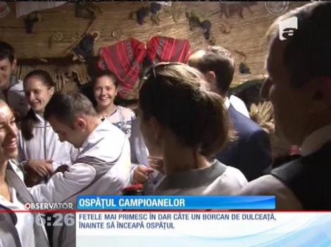 Echipa României de scrimă a fost invitată în Buşteni, la o masă îmbelşugată