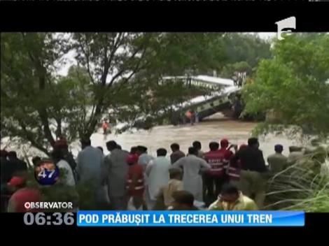 Un pod feroviar s-a rupt, iar trenul care circula pe el s-a prăbuşit în râu. Cel puţin 12 oameni au murit