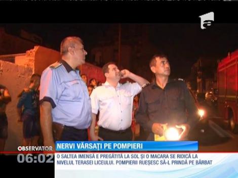 Tentativă de sinucidere cu repetitie. Un bărbat amenință, pentru a doua oară, că se aruncă de pe Liceul I.N. Roman