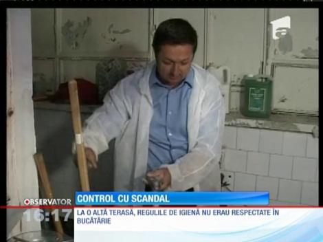 Produse expirate la terasele din Costinești. Inspectorii ANPC au dat amenzi de până la 10.000 de lei