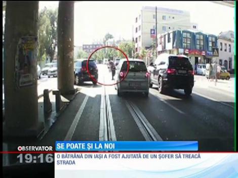 O bătrână din Iaşi a fost ajutată de un şofer aflat în trafic să traverseze strada