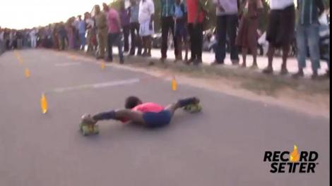 La șase ani se dă cu rolele ca un adevărat maestru! A doborât un record mondial după ce a trecut pe sub 39 de mașini